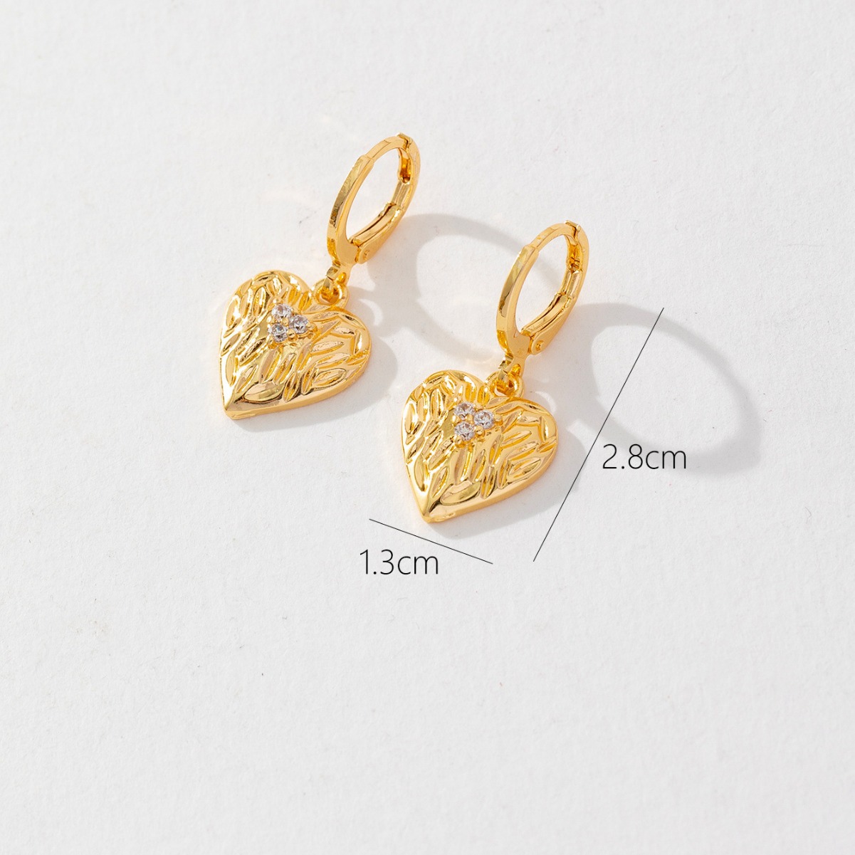 Asia y Europa nuevos pendientes de corazón de melocotón micro incrustados con orejetos de zirconio estilo individual simple universal amor orejetas para mujeres