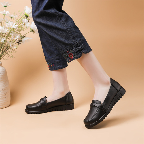Genuine leather women's shoes  spring new casual women's shoes wholesale soft-soled leather shoes middle-aged and elderly flat-soled mother's shoes