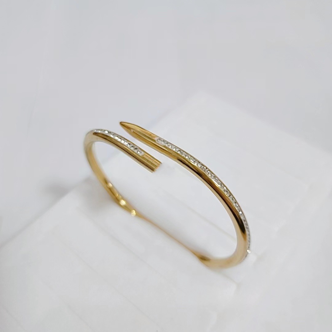 Venta caliente transfronteriza Kaga moda titanio acero clavo pulsera diamante de lujo ligero acero inoxidable todo fósforo pulsera no se desvanece