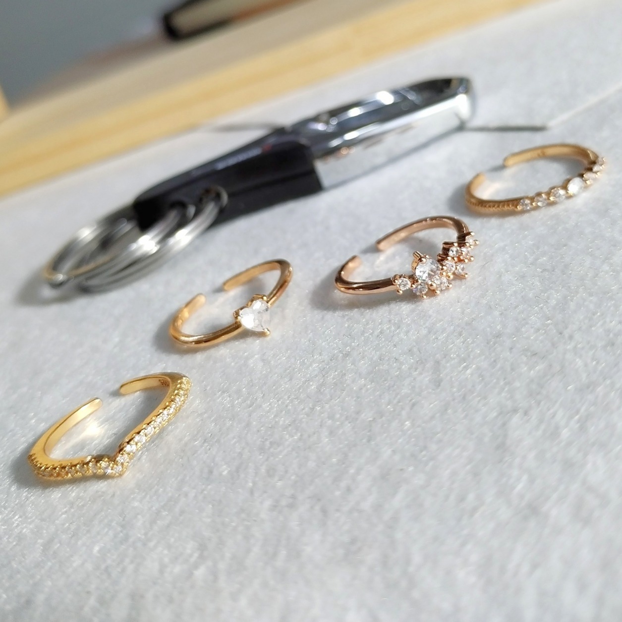 Exquisite V-shaped Zirconia Diamond Ring For Index Finger_voghion.com