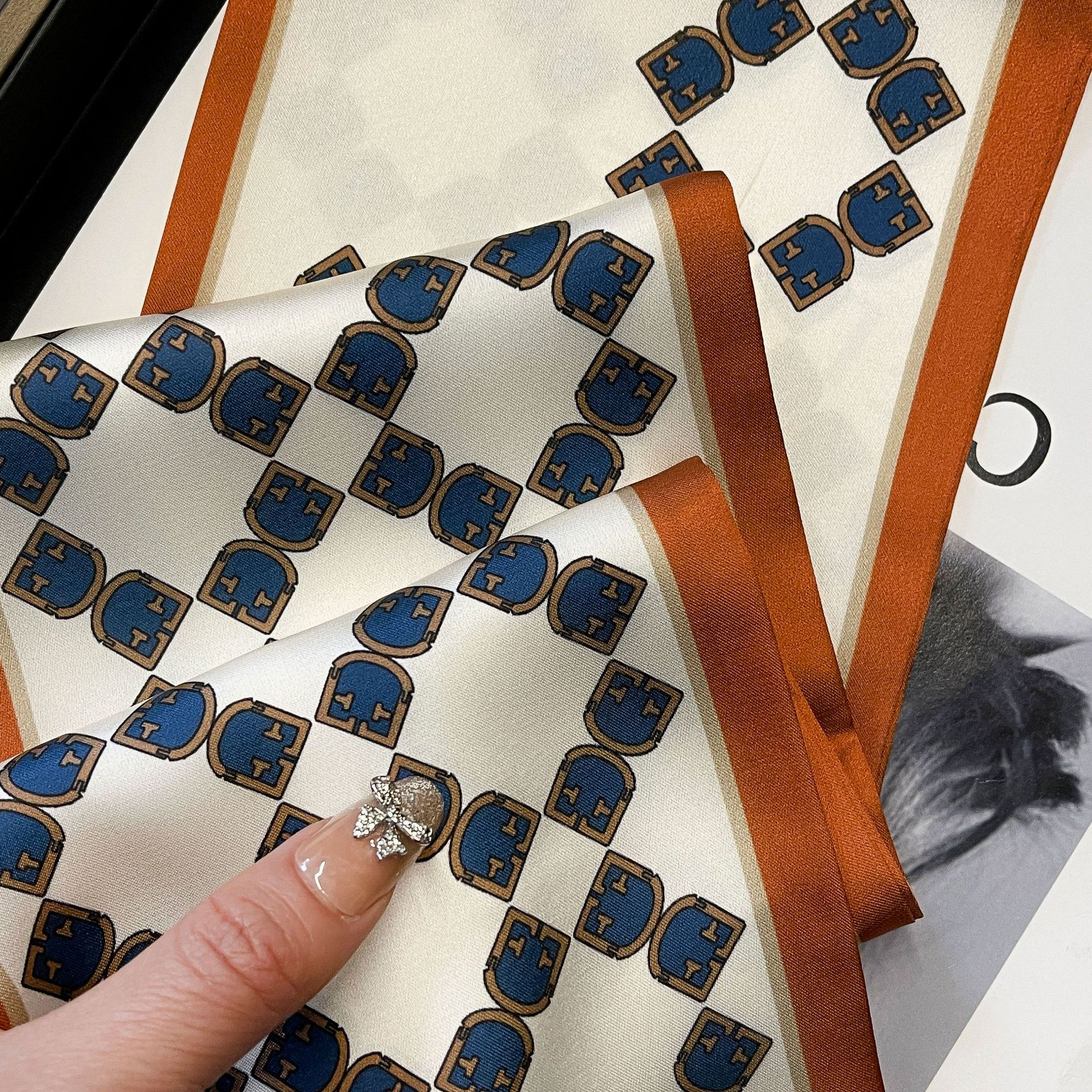 Seidenschal im Damenstil, koreanische Version, doppelseitig, 2022, simulierte Seide, Geometrie, Druckband, modisch, vielseitig_voghion.com