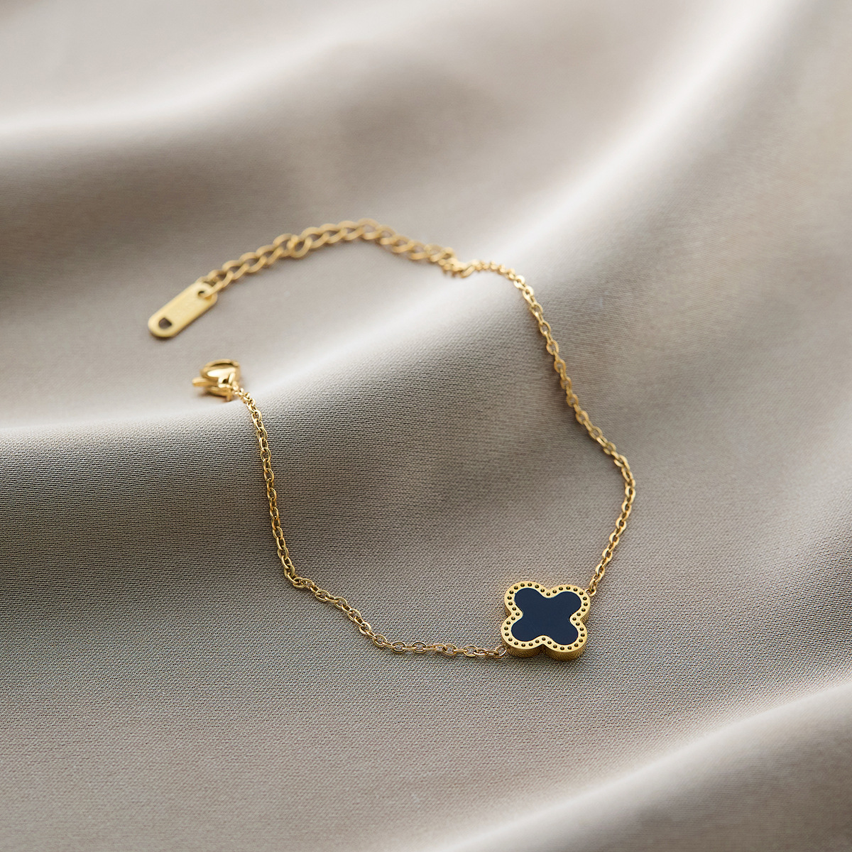 温鑑は色を落とさないで越境してよく売れているチタン鋼のブレスレットの女性の五葉の草はダイヤモンドのins風の個性の18kの真空の電気めっきを入れます。