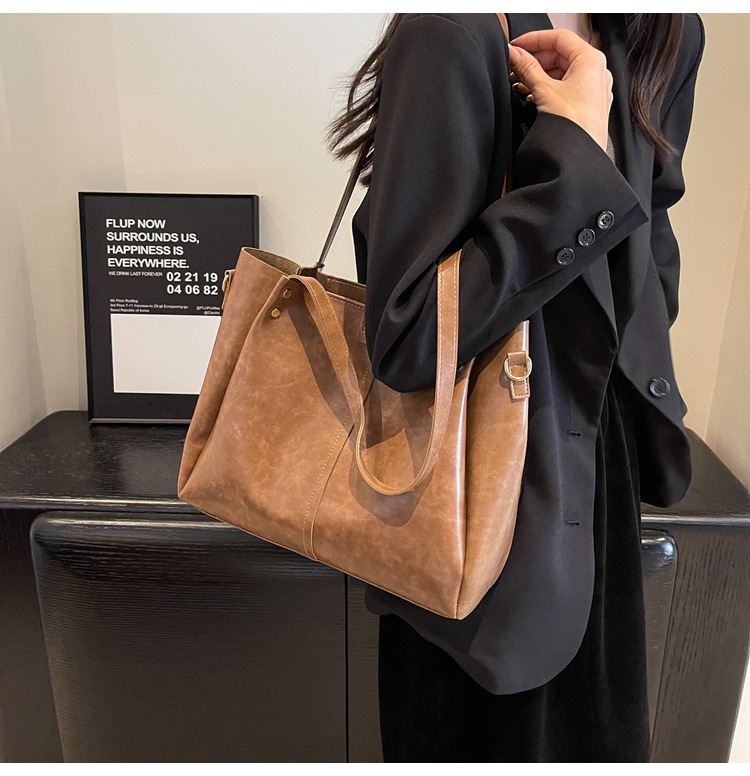 European and American retro large-capacity commuter tote bag 2024 new portable shoulder bag, textured wide shoulder strap messenger bag_voghion.com