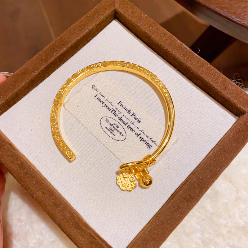 Pulsera-oro-nubes auspiciosas