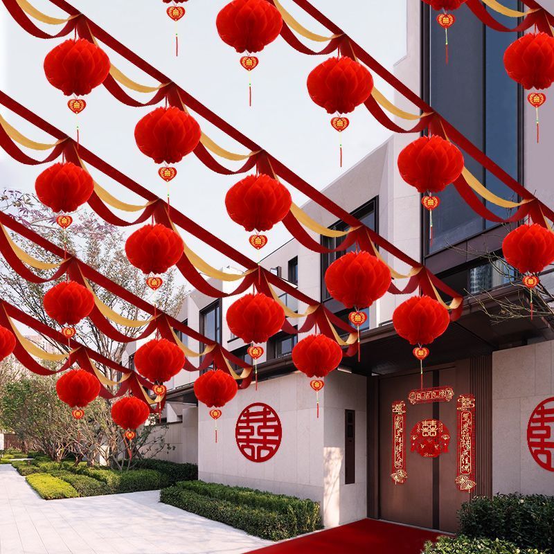 Decoración de bodas en el patio rural tira de flores al aire libre escena de boda cinta de color linterna escena de diseño de suministros de boda