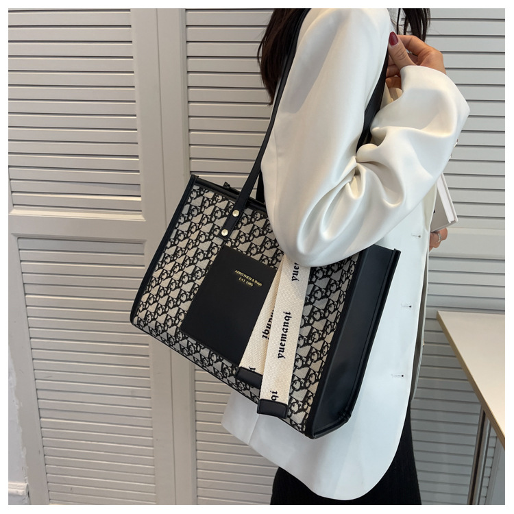 2023 New Hot Selling Large Capacity Bag Women's Versatile Commuting Shoulder Bag Fashionable and High Quality Retro Handheld Tote Bag_voghion.com