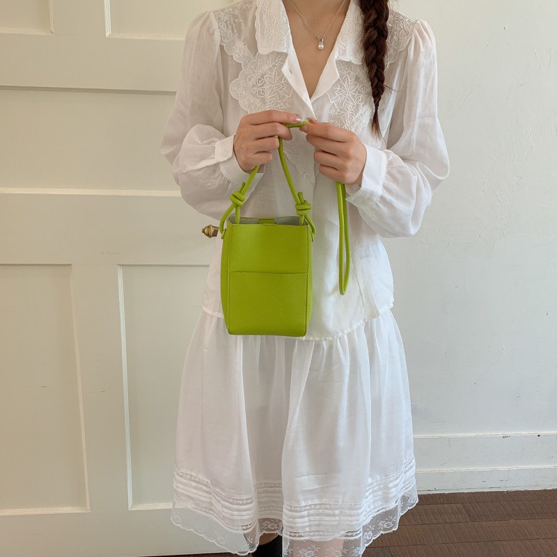 Bolsa de mujer nuevo color sólido 2026 bolso coreano ligero portátil pequeño cubo de aire extranjero nicho de verano inclinado teléfono móvil hombro