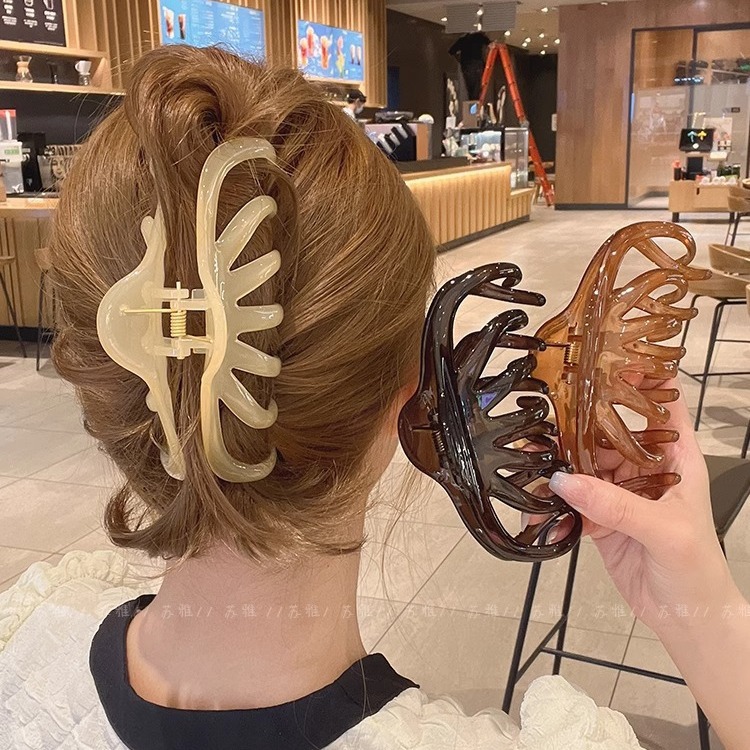 Large hair clip for women with thick hair, French retro style, for back of the head updo, shark clip, new 2025 trendy style.