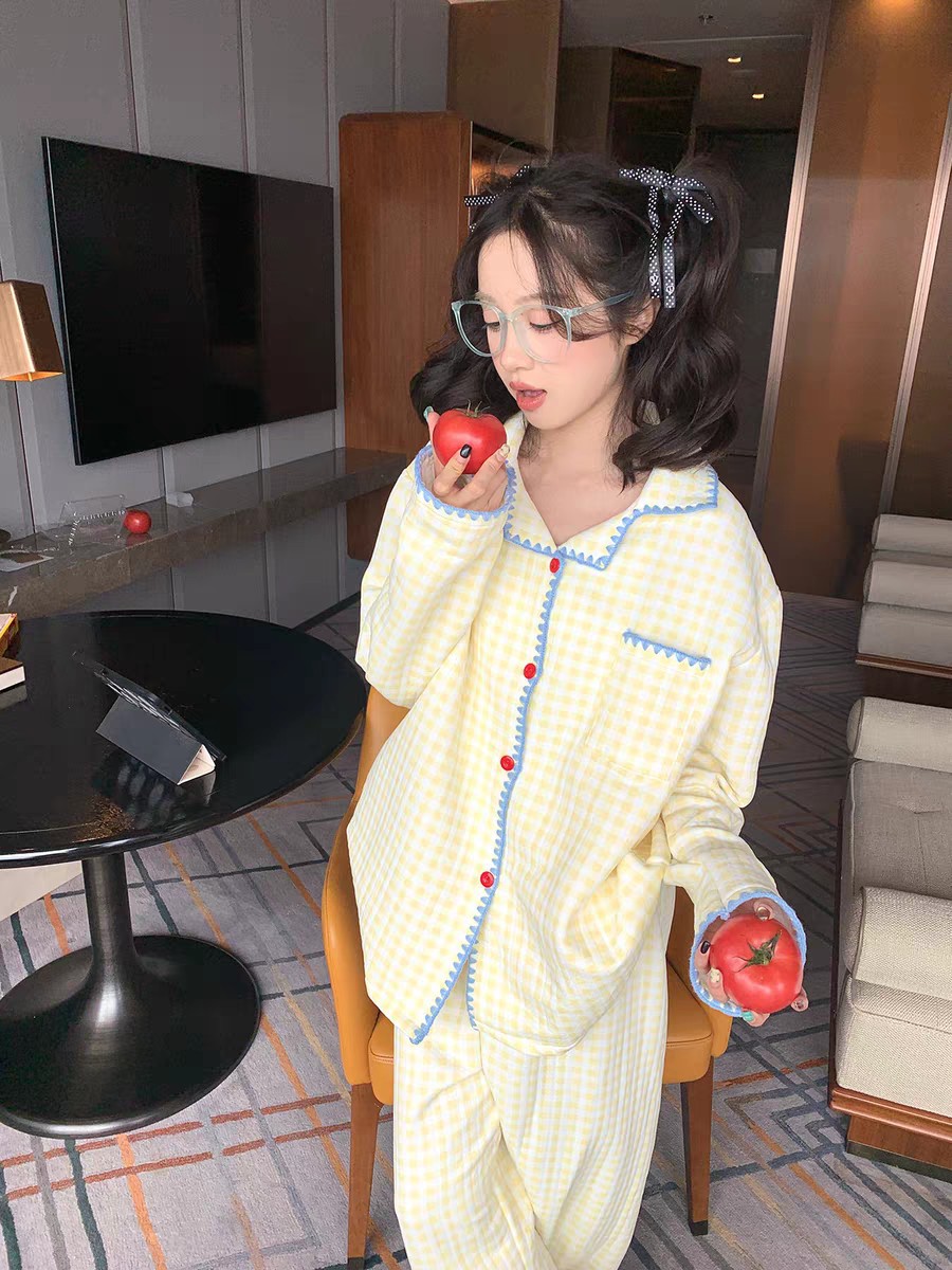 노란색 격자 무늬 껍질 샌드위치 면