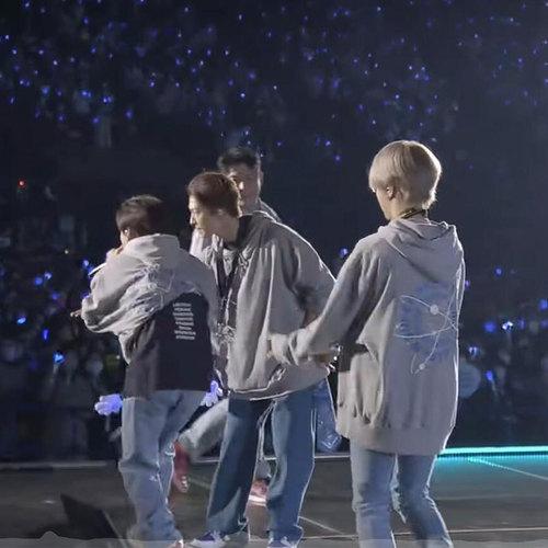 Superjunior Japanese tour SuperShow9Road peripherals with the same sweatshirt, hoodie, singing uniform