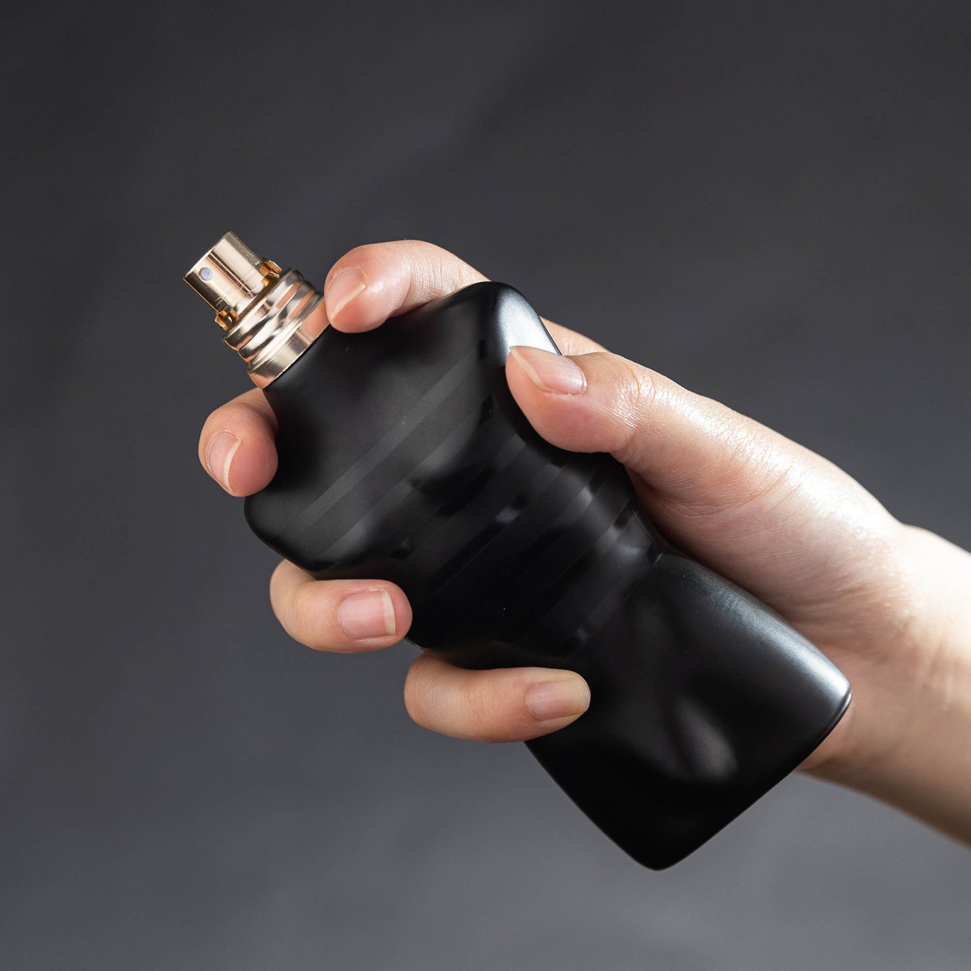 Comercio Exterior nuevo hombre desnudo oro súper hombre muestra perfume caballero moda perfume transfronterizo al por mayor hombre fragancia Oriente Medio