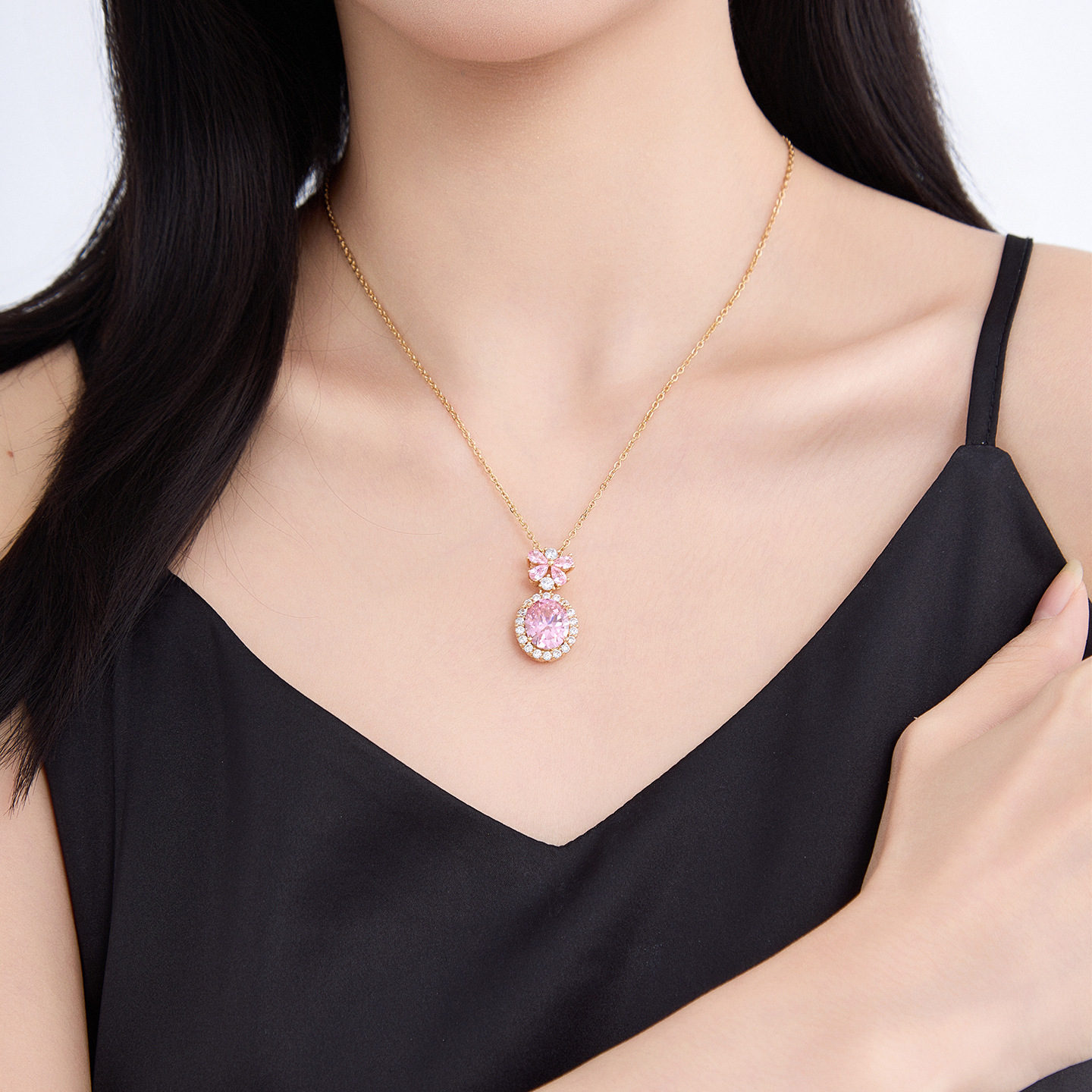 Xuping serie de collar de mariposa elíptica geométrica aleación de cobre chapado 18k color retro elegante ligero collar de lujo para mujeres