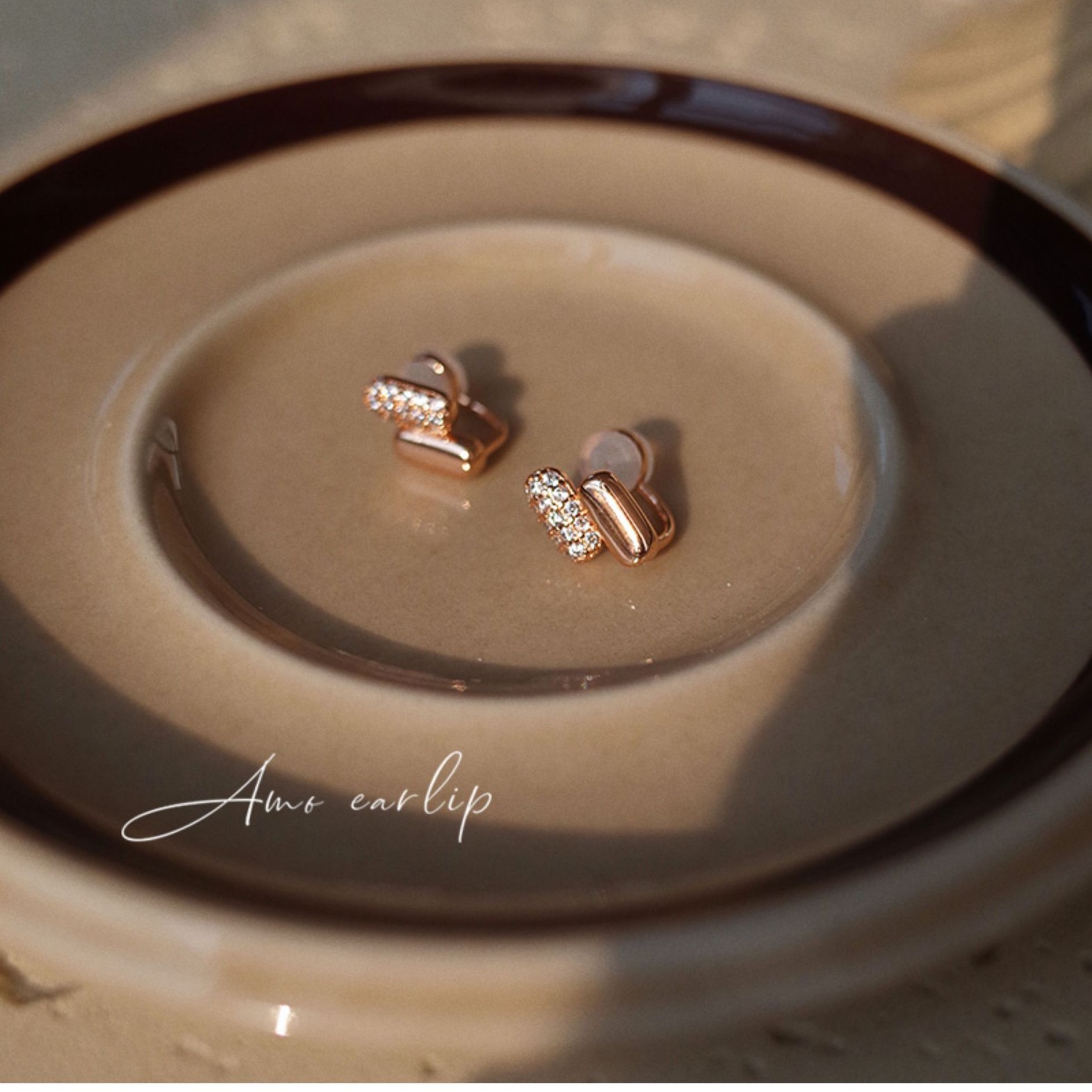 Piccoli orecchini a cerchio con zirconi e perno in argento_voghion.com
