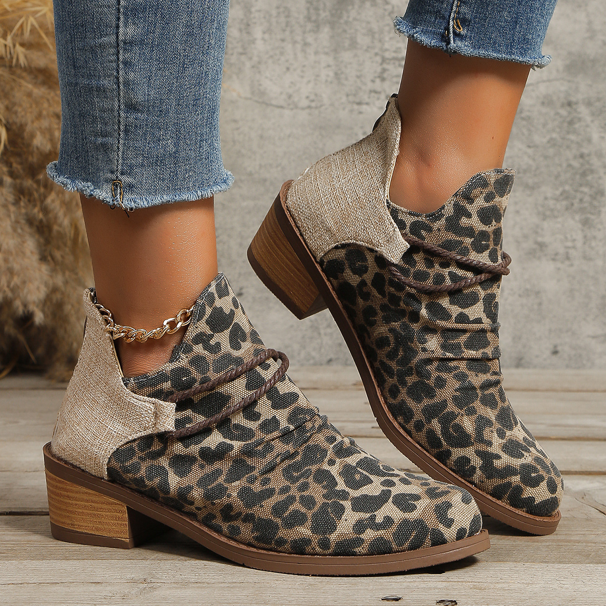 Damenschuhe 2024 Herbst und Winter neue spitze Zehenpartie mit quadratischem Absatz und Leopardenmuster, modische kurze Stiefel für Damen in großen Größen_voghion.com