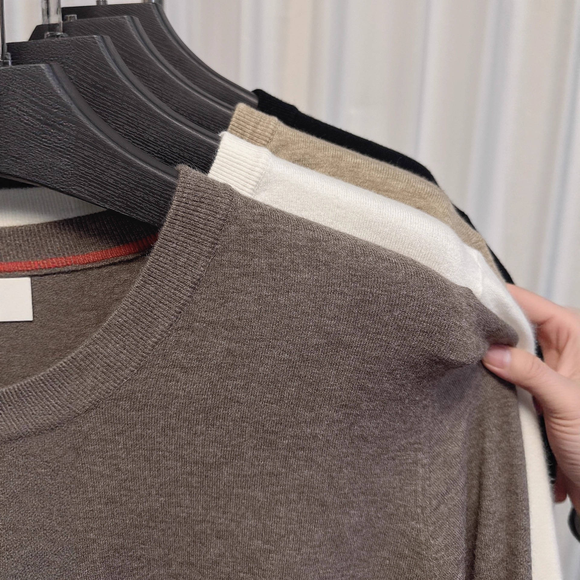 Hombres suéter de lana de cuello en V otoño y invierno nuevo color sólido pullover de punto suéter de fondo camisa casual estilo de moda de hombre