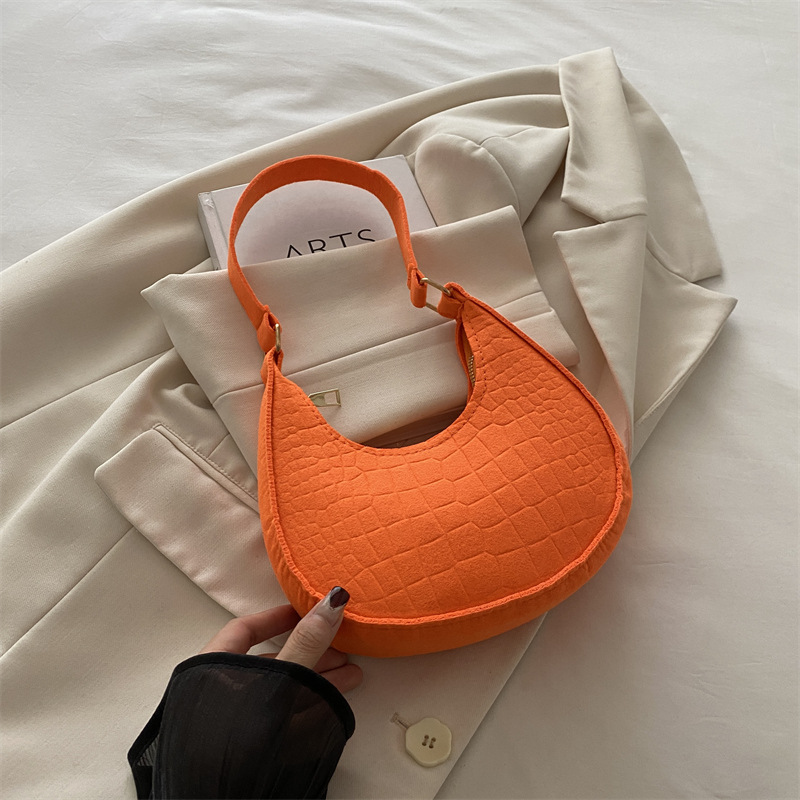 2024 otoño nuevo bolso de luna nueva moda femenina casual marea retro fieltro patrón de cocodrilo bolso de axila bolso de hombro para mujer