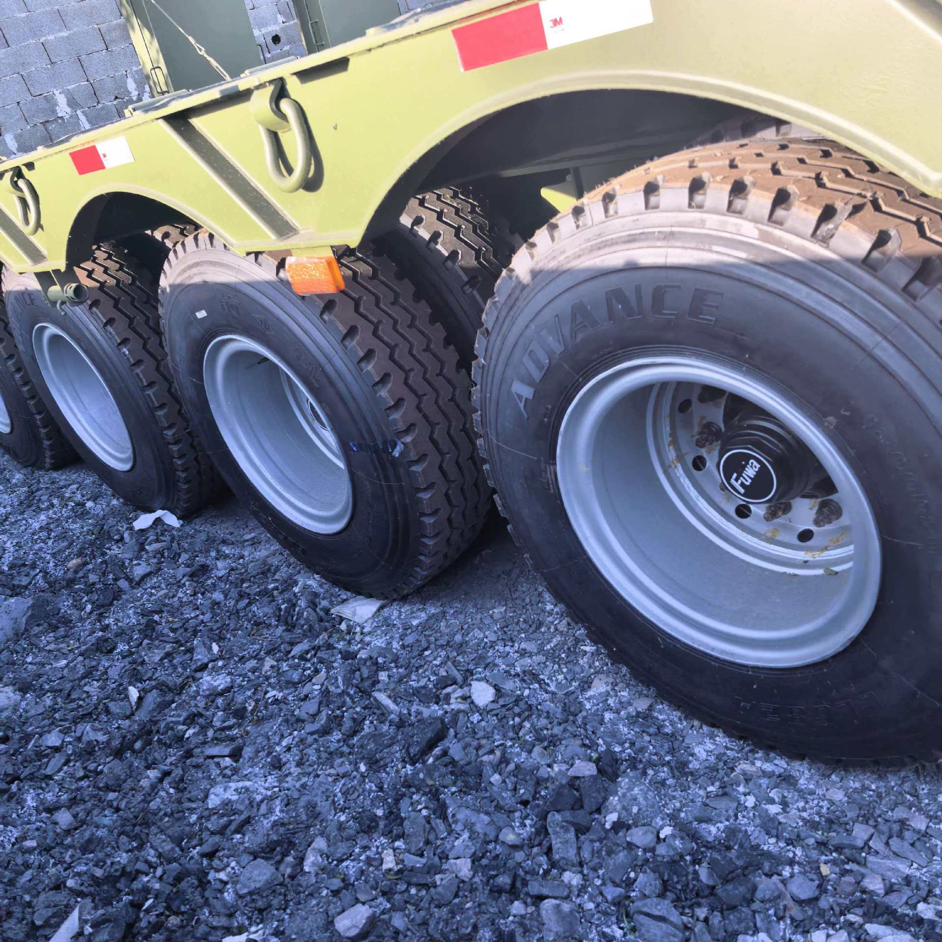 Cross-Border Export of Low-Platform Semi-Trailers to Africa and the Middle East, Engineering Machinery Transport Semi-Trailers, Four-Axle Low-Platform Trailers