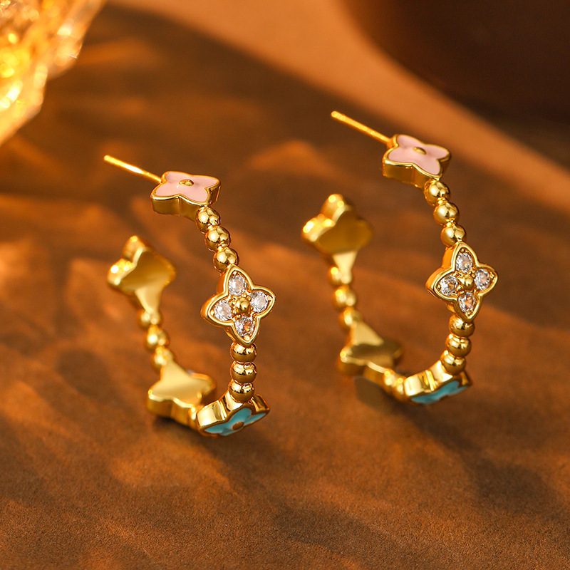 Fashion Micro-Inlaid Four-Leaf Clover C-Shaped Earrings with a High-End and Elegant Design, Dopamine Earrings, Light Luxury Socialite Earrings