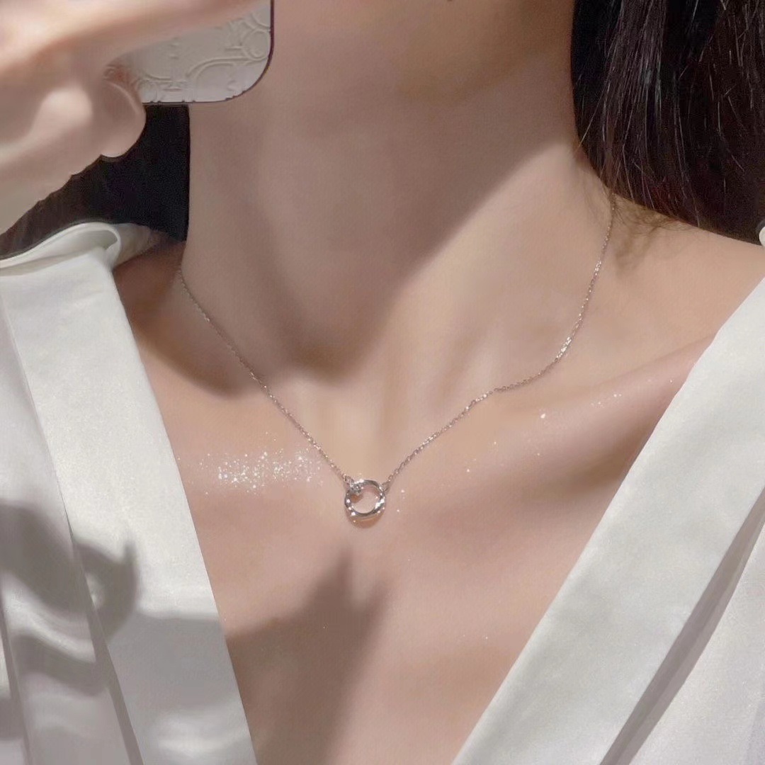 Mobius Circle Collar Mujer 2024 Nuevo estilo Acero de titanio Doble anillo Colgante Pareja Advanced Sense Cadena de clavícula al por mayor