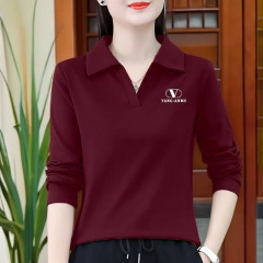 お母さんは秋の服を着ています。