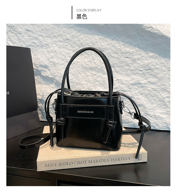 A new 2025 versatile, casual and simple large-capacity handbag for commuting, a lightweight solid color crossbody bag for women in summer undefined