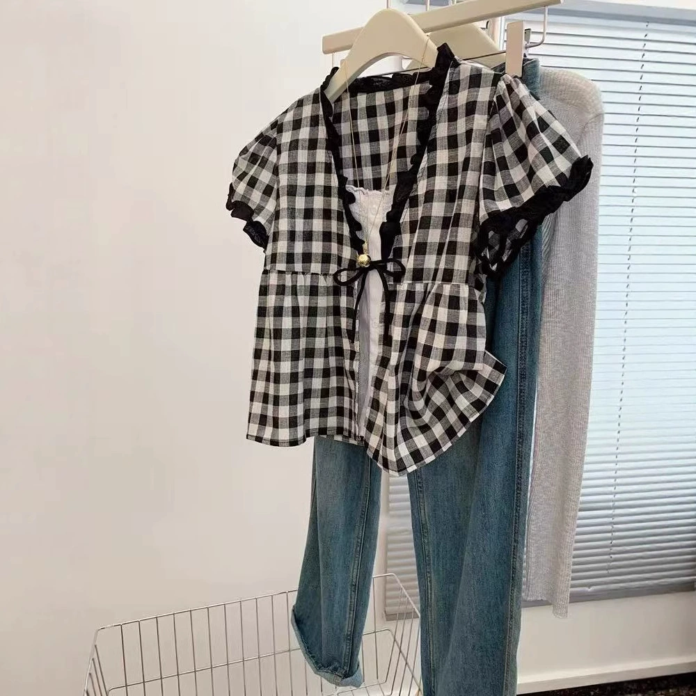 Черно-белая клетчатая рубашка из искусственного материала из двух частей с рюшами и V-образным вырезом и короткими рукавами. Французский короткий топ.