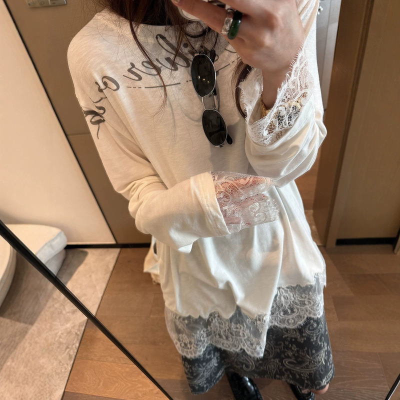 Fashionable layered look, soft and comfortable, with a flowing drape, letter print, lace trim, and a long-sleeved T-shirt made from a faux cashmere material, perfect as a base layer