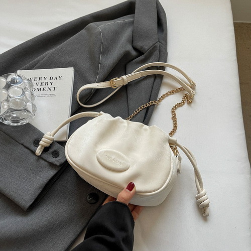New chain crossbody small bag women's bag 2024 drawstring pleated shoulder bag high-end fashion mobile phone bucket bag
