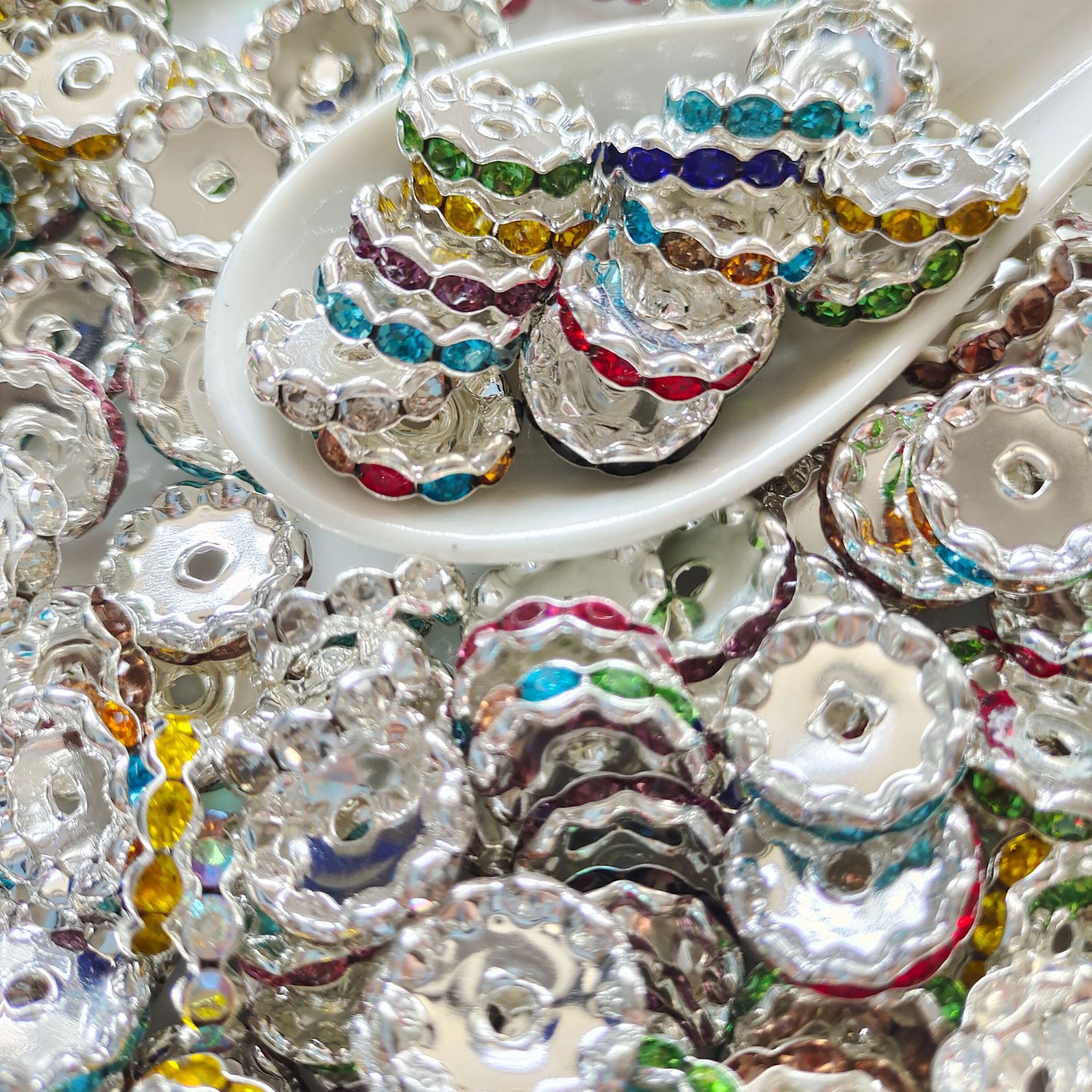 国境を越えて人気のある15mm銀色のビーズを隔てた円形のドリルリング車の輪の波の縁にドリルの部品を入れます。