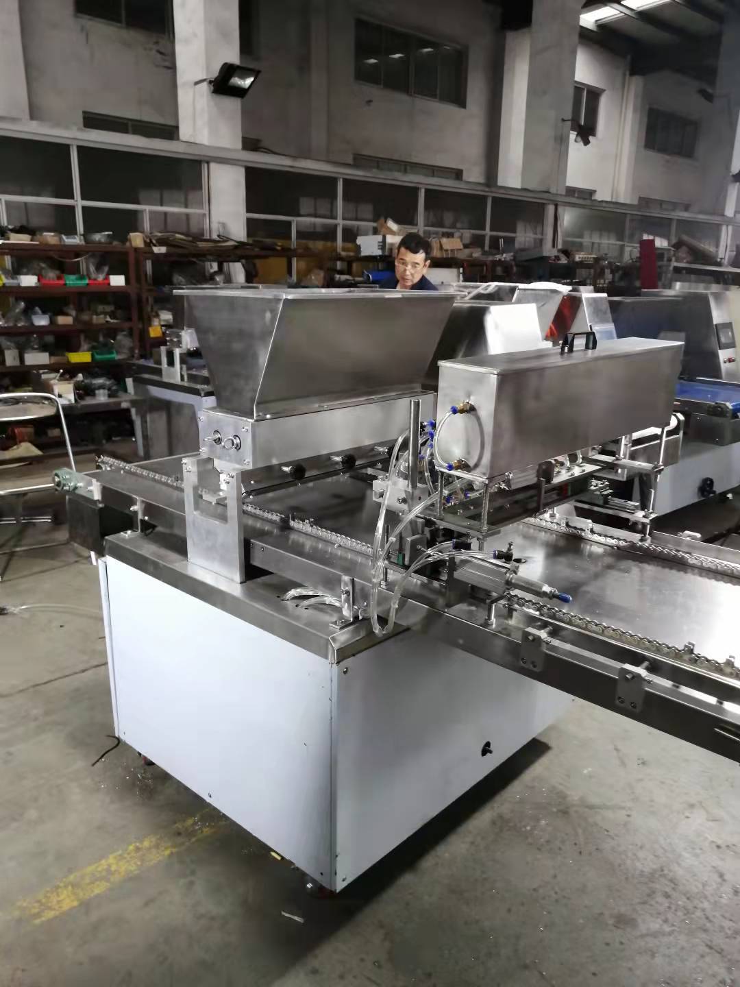 定制600型蛋糕成型喷油一体机 蛋糕注糊机，蛋糕喷油机