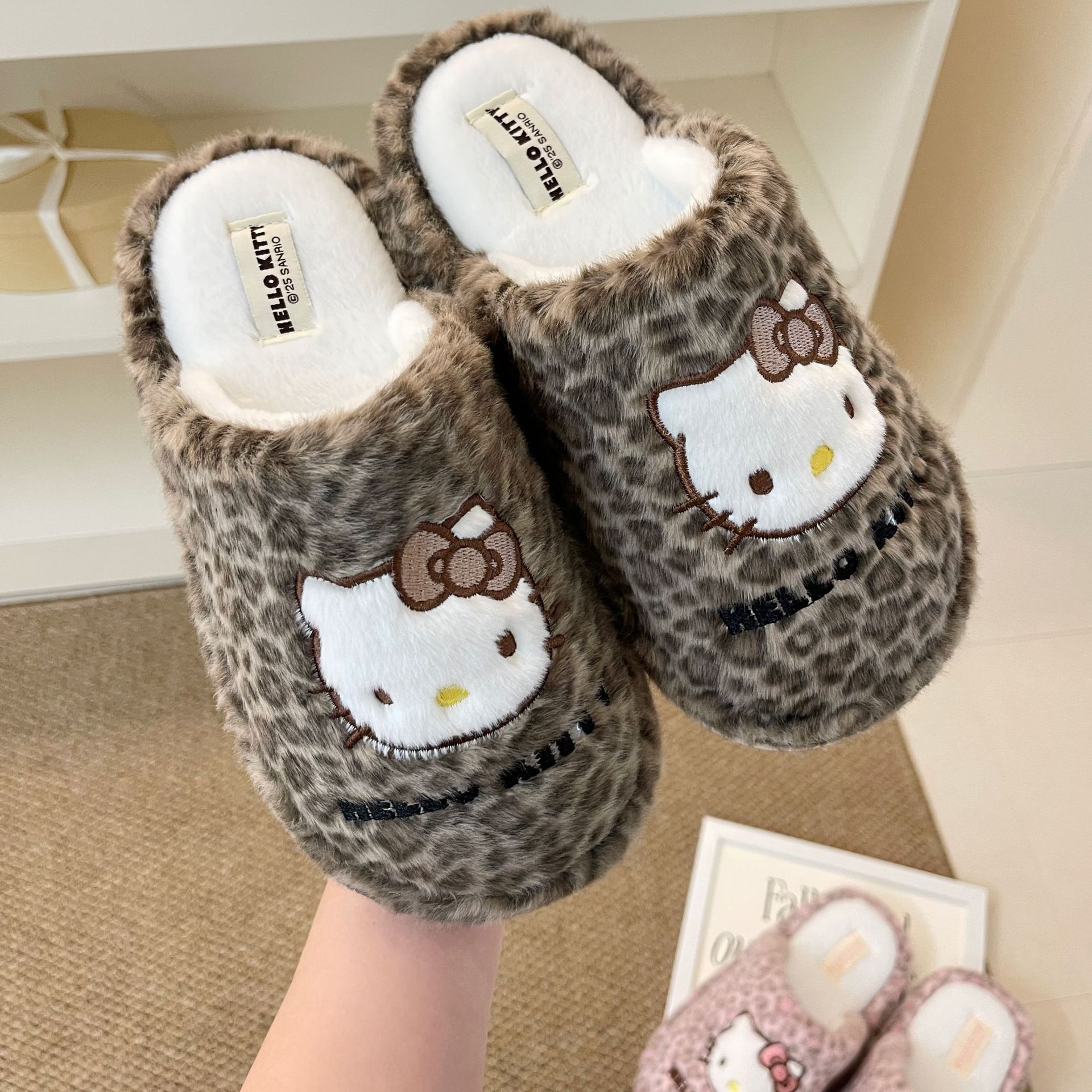Auténtica licencia leopardo KT gatos zapatillas de algodón para mujeres invierno casa caliente antideslizante de la niña corazón suave dormitorio zapatillas de lana