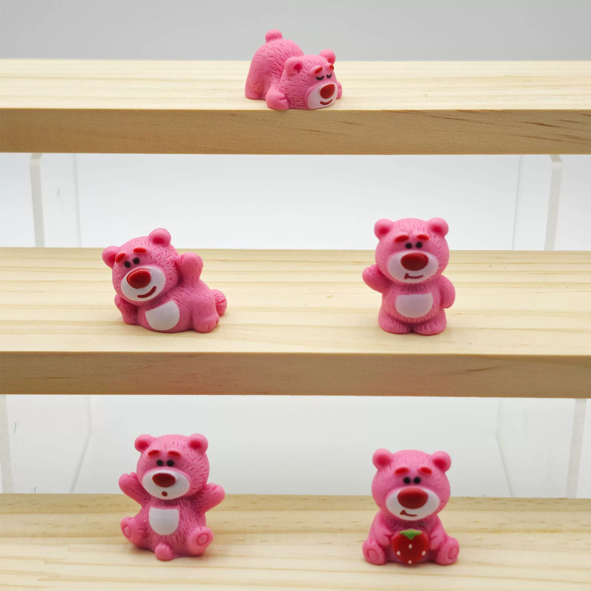 Автомобильный орнамент «Клубничный медведь», креативная кукла-мультяшка для снятия стресса, центральный экран управления, интернет-знаменитость, милый 3D-брелок, маленькое украшение.