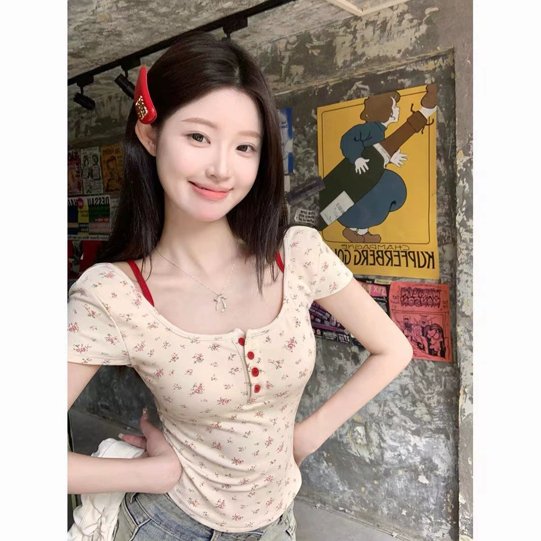 Принес нагрудный коврик с цветным принтом с короткими рукавами