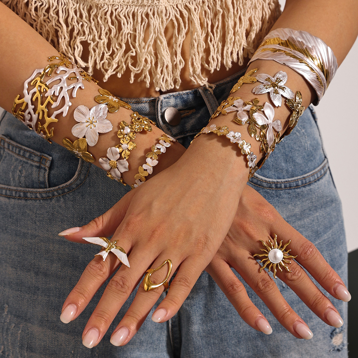 Tina Europa y América pulsera de acero inoxidable mujer alta sensación oro y plata flores de contraste de color titanio pulsera de acero joyería de venta caliente transfronteriza