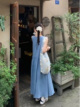 蓝色格纹背心气质连衣裙女夏季2024新款宽松显瘦单排扣韩系长裙子
