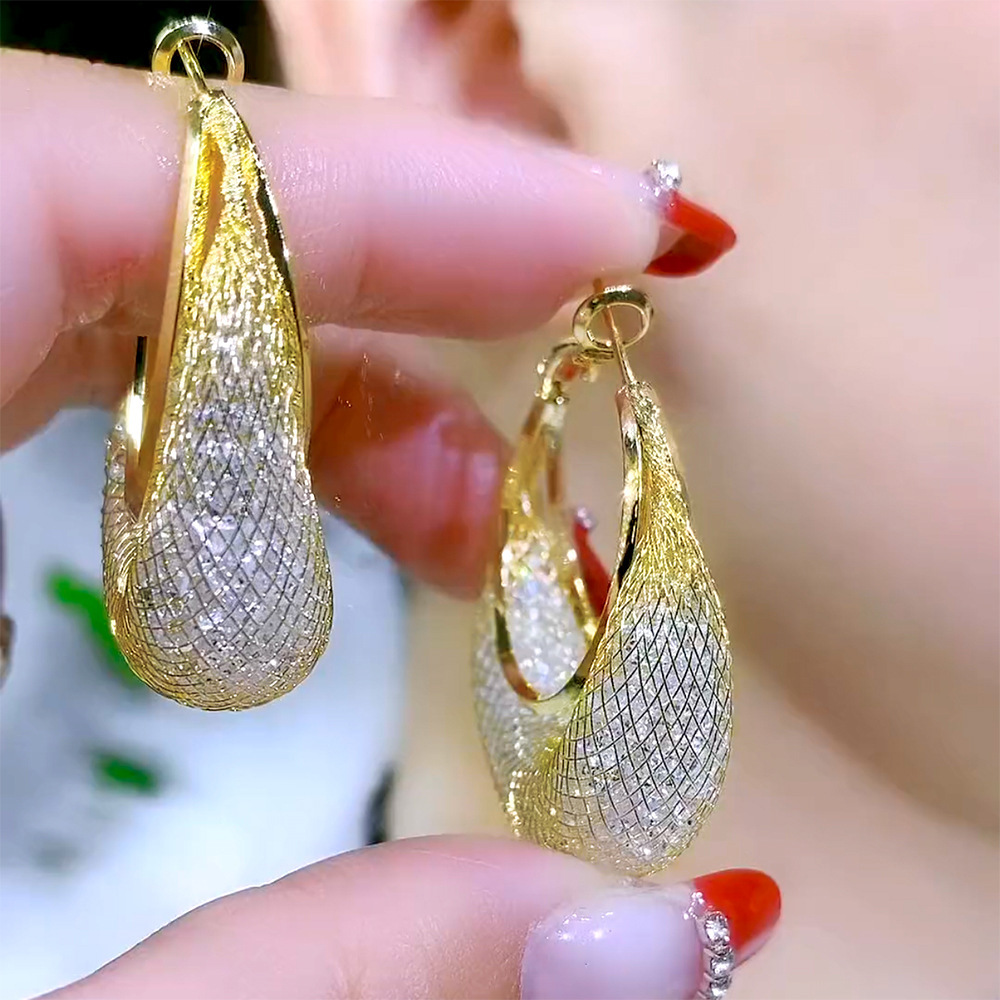 Elegant earrings with zircon