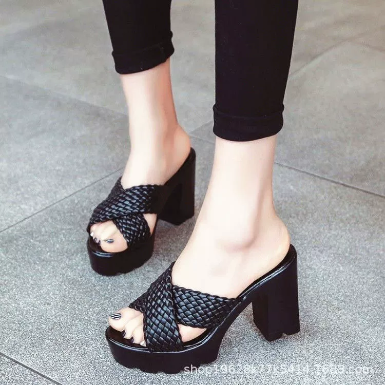 Высококачественные нескользящие тапочки из мягкой кожи для женщин на улице, летние женские тапочки на толстом каблуке, универсальные водонепроницаемые босоножки на платформе с открытым носком в корейском стиле.