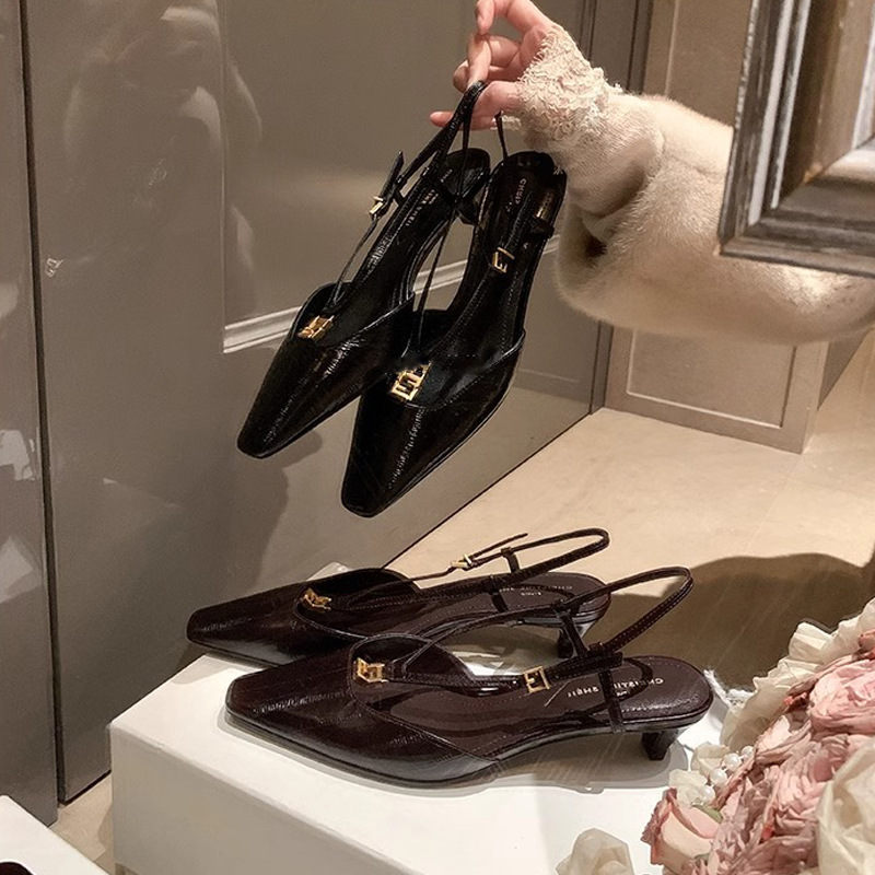 El mismo estilo de Su Yinyin, el círculo de Beijing es rico y hermoso ~ Cabeza cuadrada pequeña hebilla dorada patrón de anguila gatito tacón trasero sandalias vacías mujeres verano