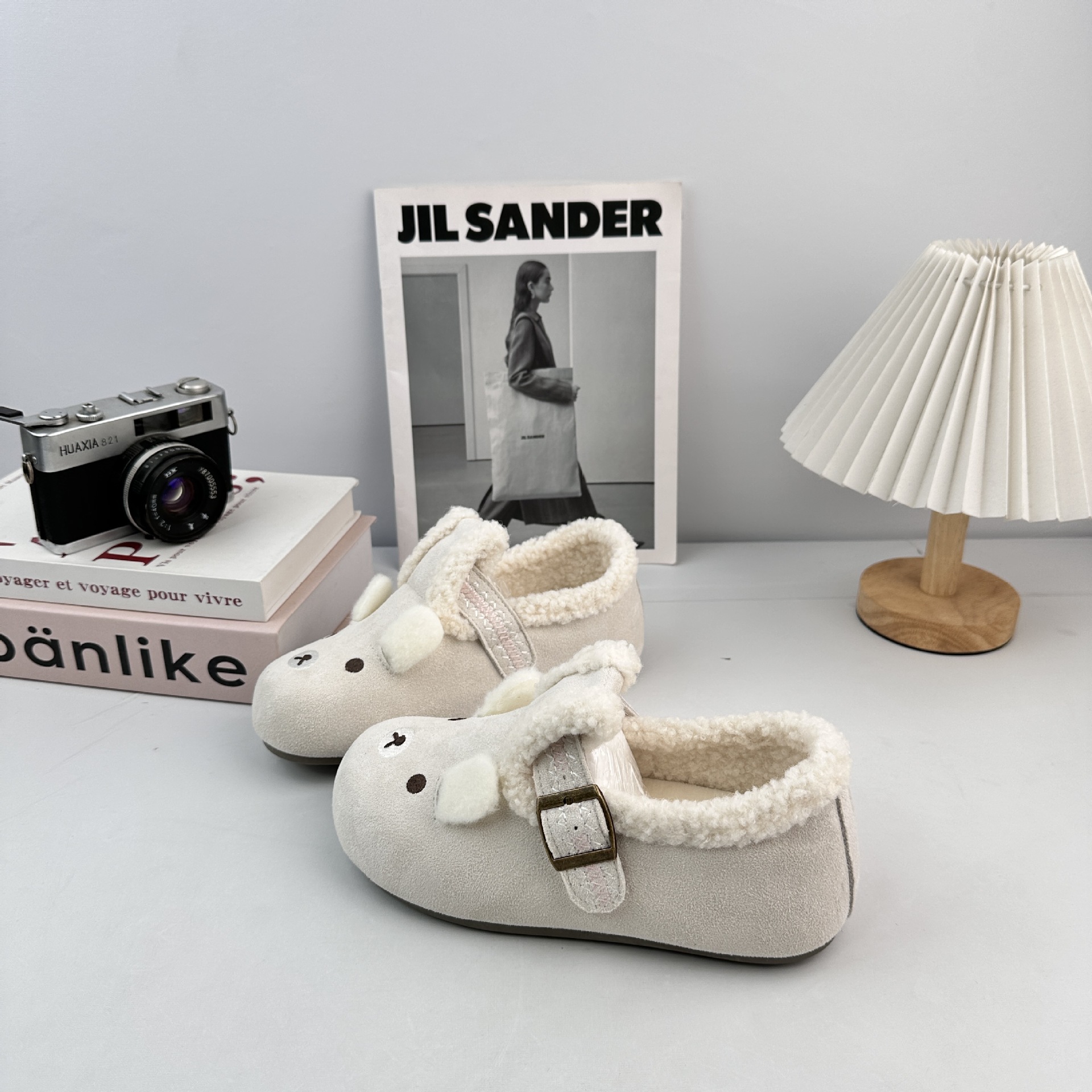 Zapatos de invierno de peluche calientes de ondas más lejos incluyen zapatos de algodón de dibujos animados con zapatos de peluche de peluche para mujeres