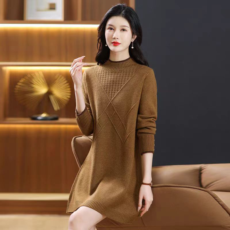 中長のセーターの女性がお尻を遮る洋気秋冬2024の新型の半高襟の底のシャツを厚くしてコートの中に合わせます。