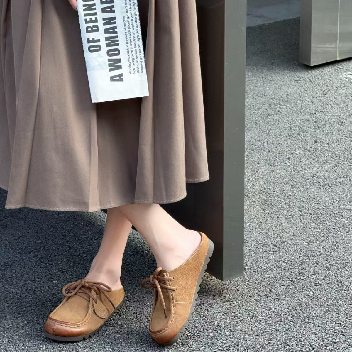 Giày mule nữ da bò mũi kín, đế cao su bệt, phong cách Birkenstock thu 2025 — kaki