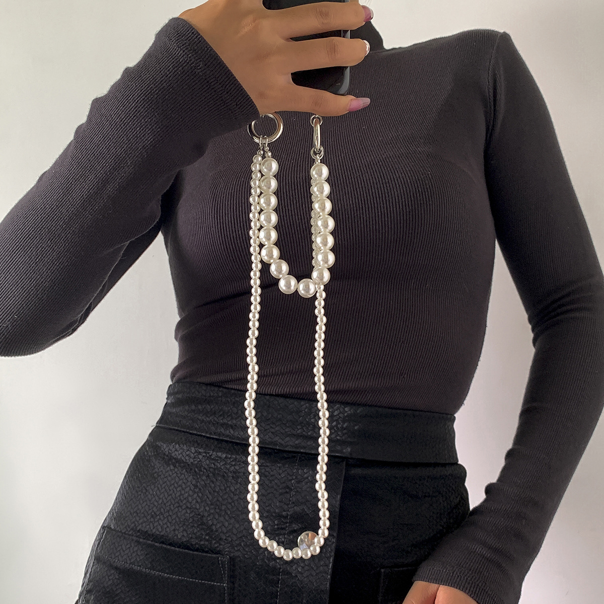 Temperament Double Layer Imitation Pearl Woven Mobile Phone Chain Creative U-shaped Tassel Woven Jewelry display picture 2