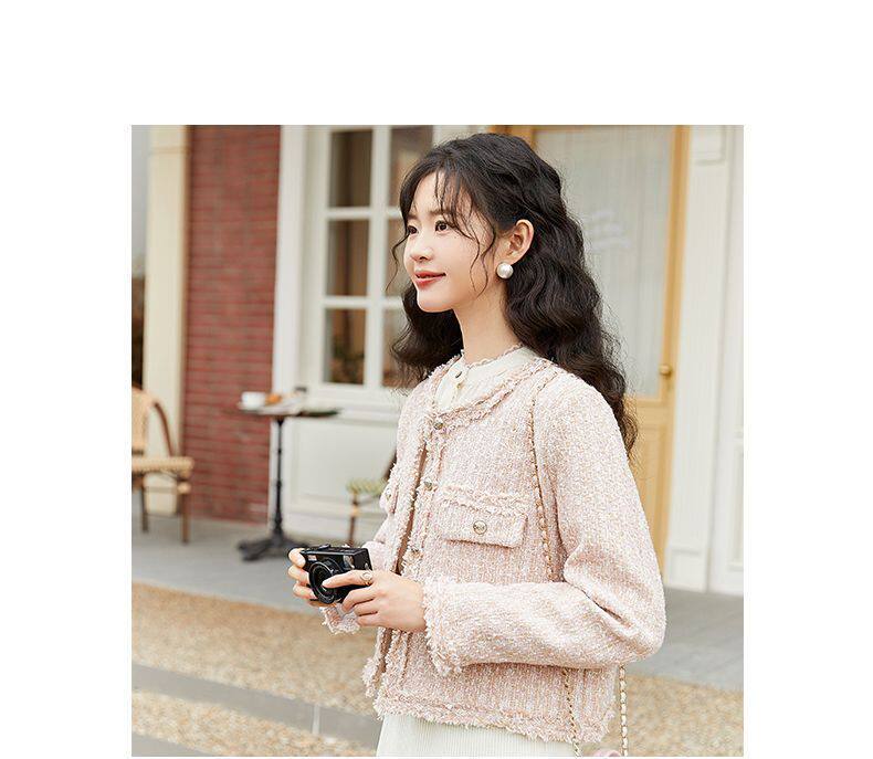 Áo khoác nữ ngắn dáng vải tweed viền tua rua, tay dài, form rộng — Hồng ngó sen chi tiết 19