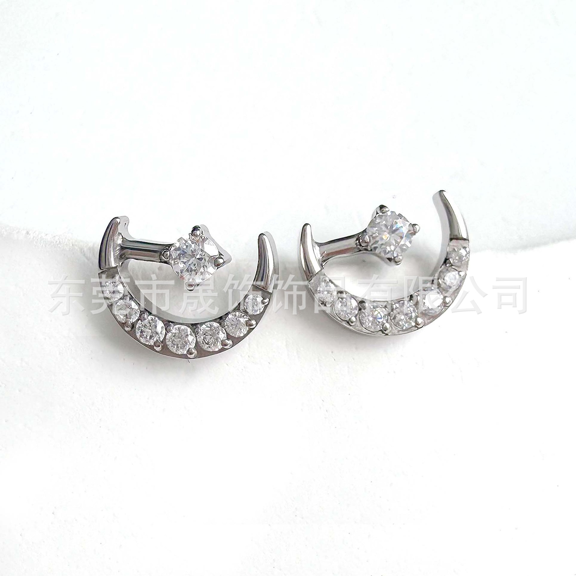 F136 Titanium Studded Cubic Zirconia Moon Ear Stud Labret Stud 植入级 G23 Implant Grade Titanium 人体 Piercing Jewelry Helix Cartilage Stud
