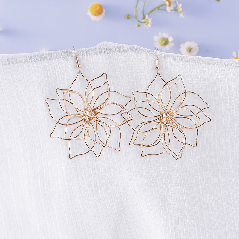 커다란 황금색 꽃 귀걸이 한 쌍