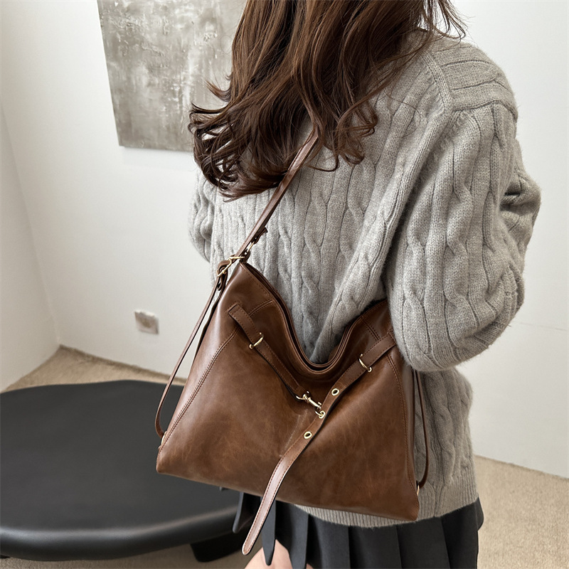 Versátil gran capacidad retro 2024 nuevo otoño invierno ocio de color sólido de hombro simple de doble portátil de hombro para viajar bolso de hombro suave