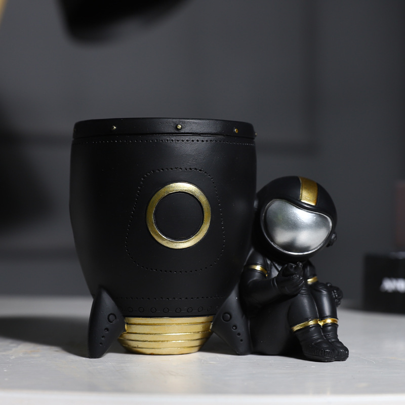 Lindo Día de los niños astronauta titular de la pluma regalo creativo decoración de escritorio cubo de la pluma caja de almacenamiento de artesanía al por mayor