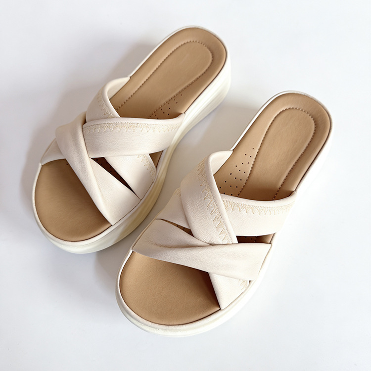 2026 New Summer Slippers for Women F4T1 Outdoor Slippers Thick-Soled Casual Sandals Comfortable and Not Tiring for the Feet Mom Shoes