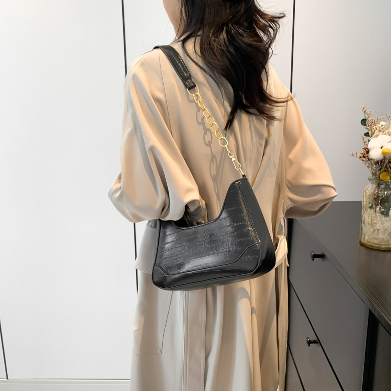 Bolsos debajo de las axilas para mujeres 2024 nueva moda de cadena de nicho de diseño de alta sensación de anguila mochila de hombro