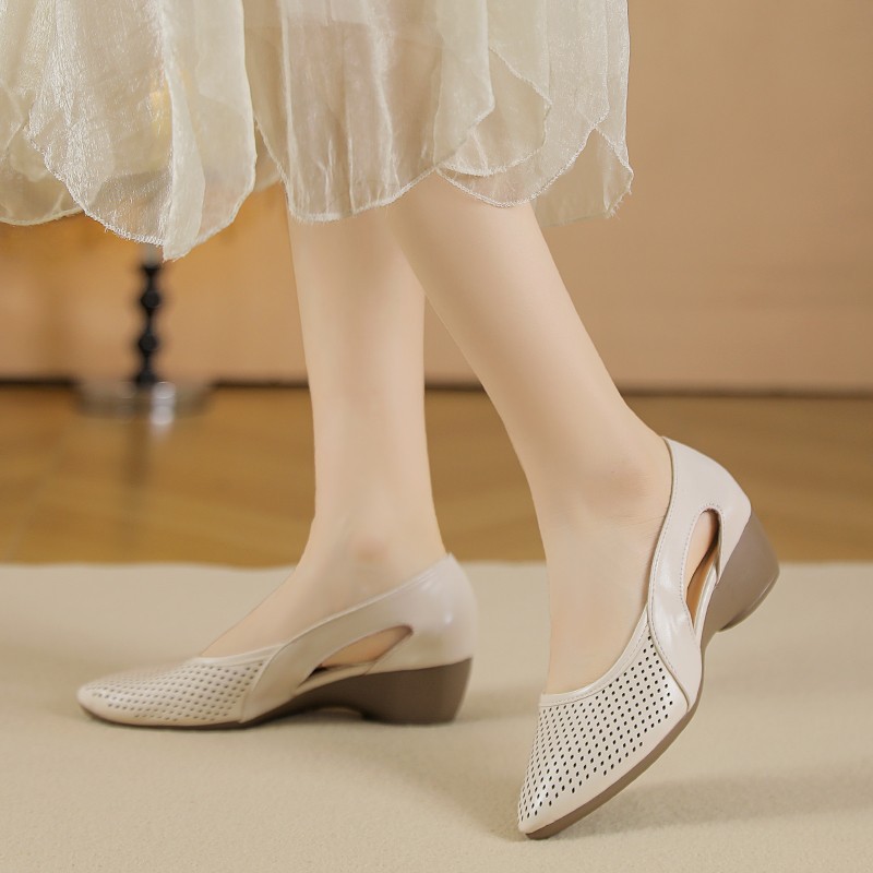 2026 verano nuevo cuero suave agujero agujero zapatos de moda mujer sandalias de suela suave transpirables de talón grueso zapatos de talón bajo